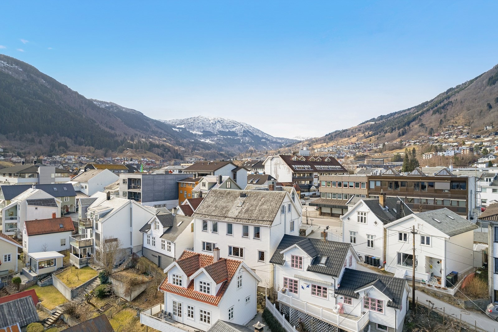 Her er ein eit steinkast frå leikeplassar, fjordstien og bademoglegheiter. Galleribilde