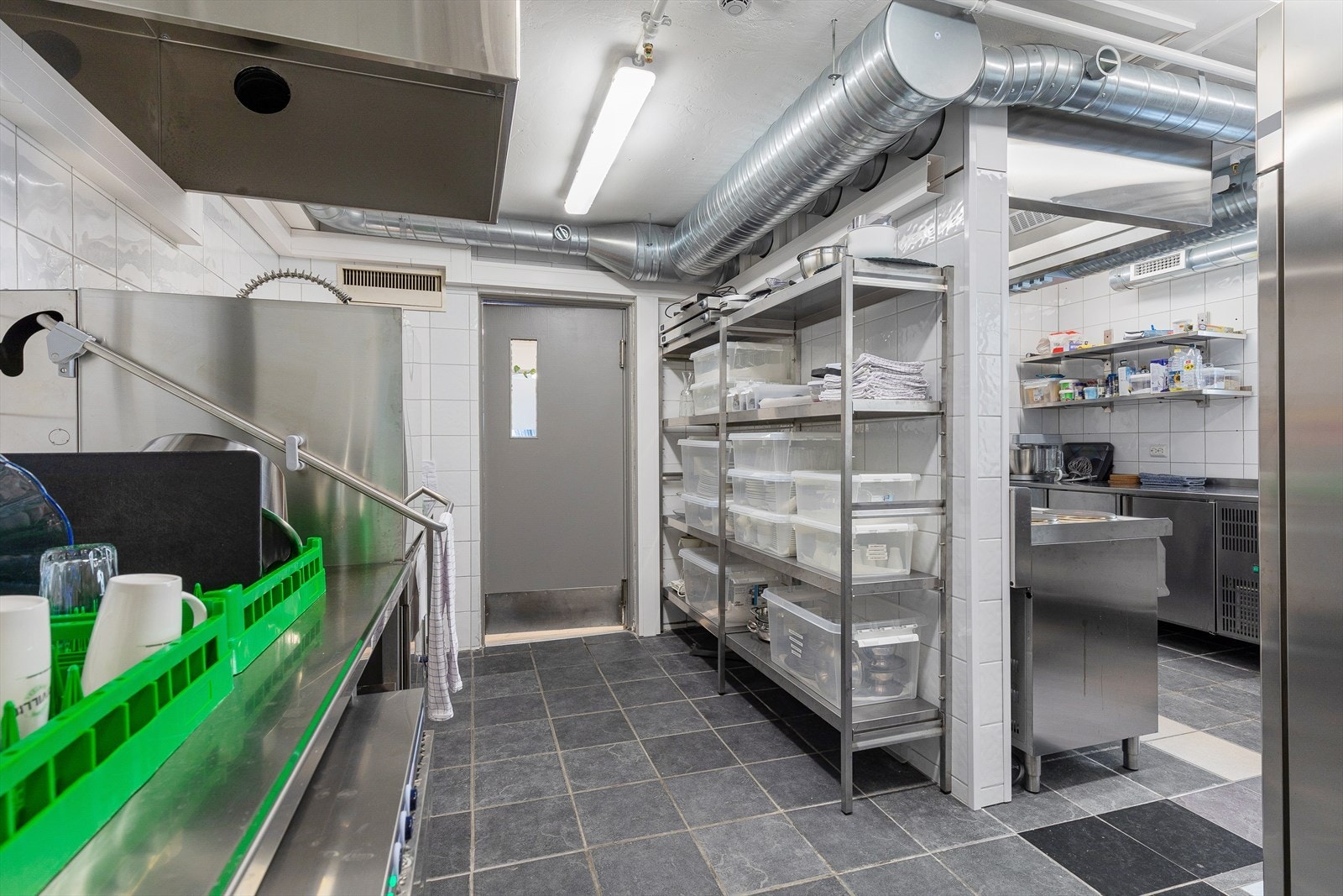 Det vert gjort oppmerksom på at kjøkeninnreiing ikkje medføl salet. Galleribilde