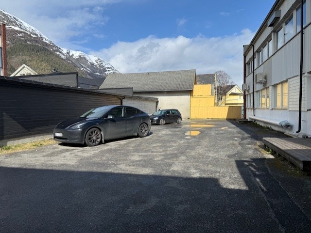 Parkeirngsplass i bakgård Galleribilde