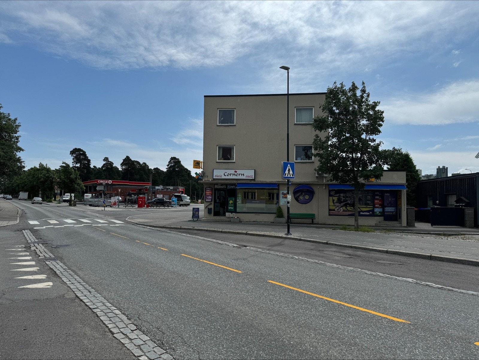 Næringslokalet ligger på hjørnet i første etasje og er en del av et sameie. Galleribilde