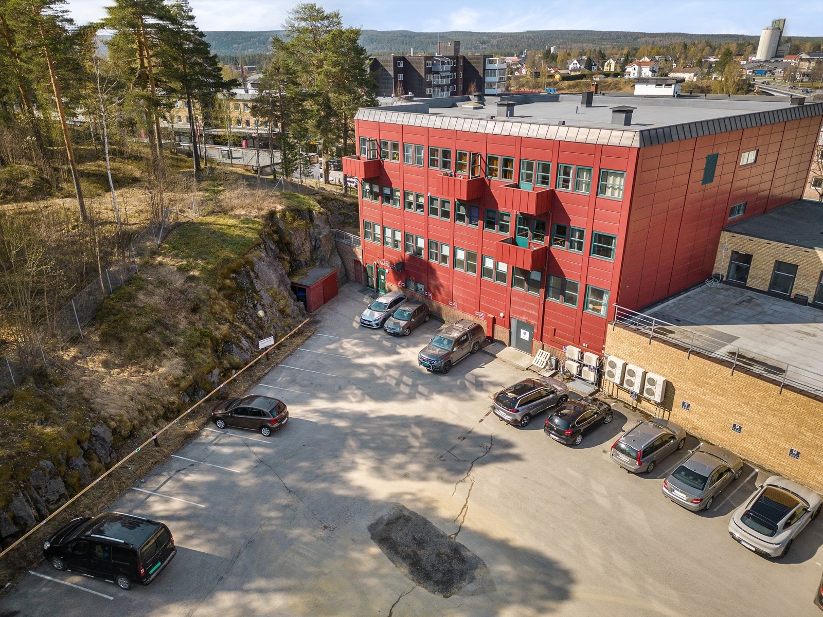 Bakgården med parkering og grøntområde Galleribilde
