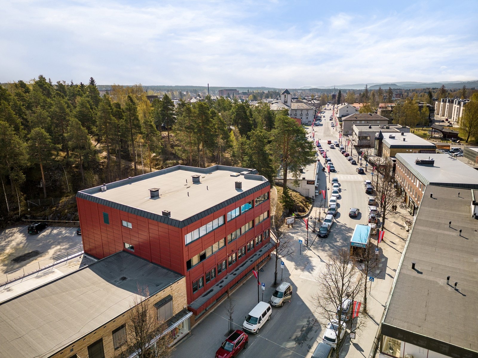 Storgata i Elverum med trafikk og bebyggelse Galleribilde