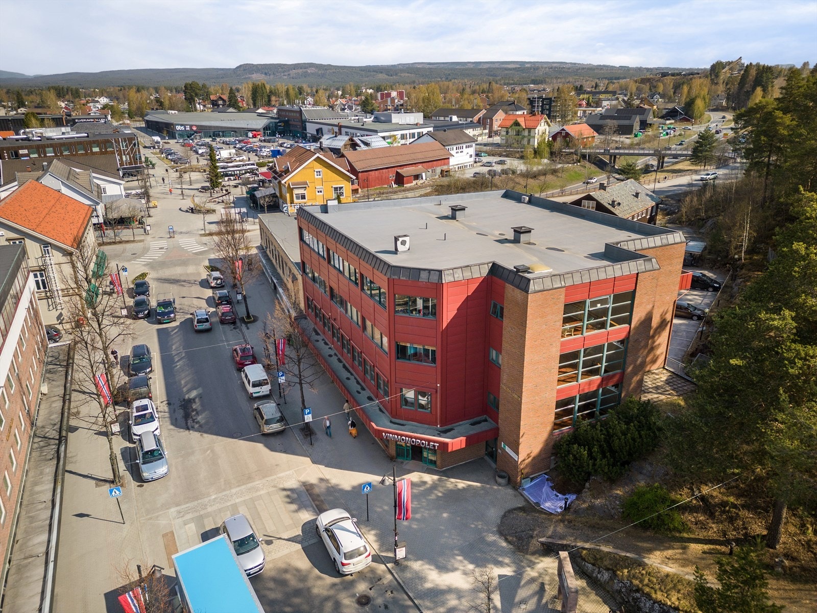 Storgata i Elverum med trafikk og bebyggelse, sett mot ca nord Galleribilde