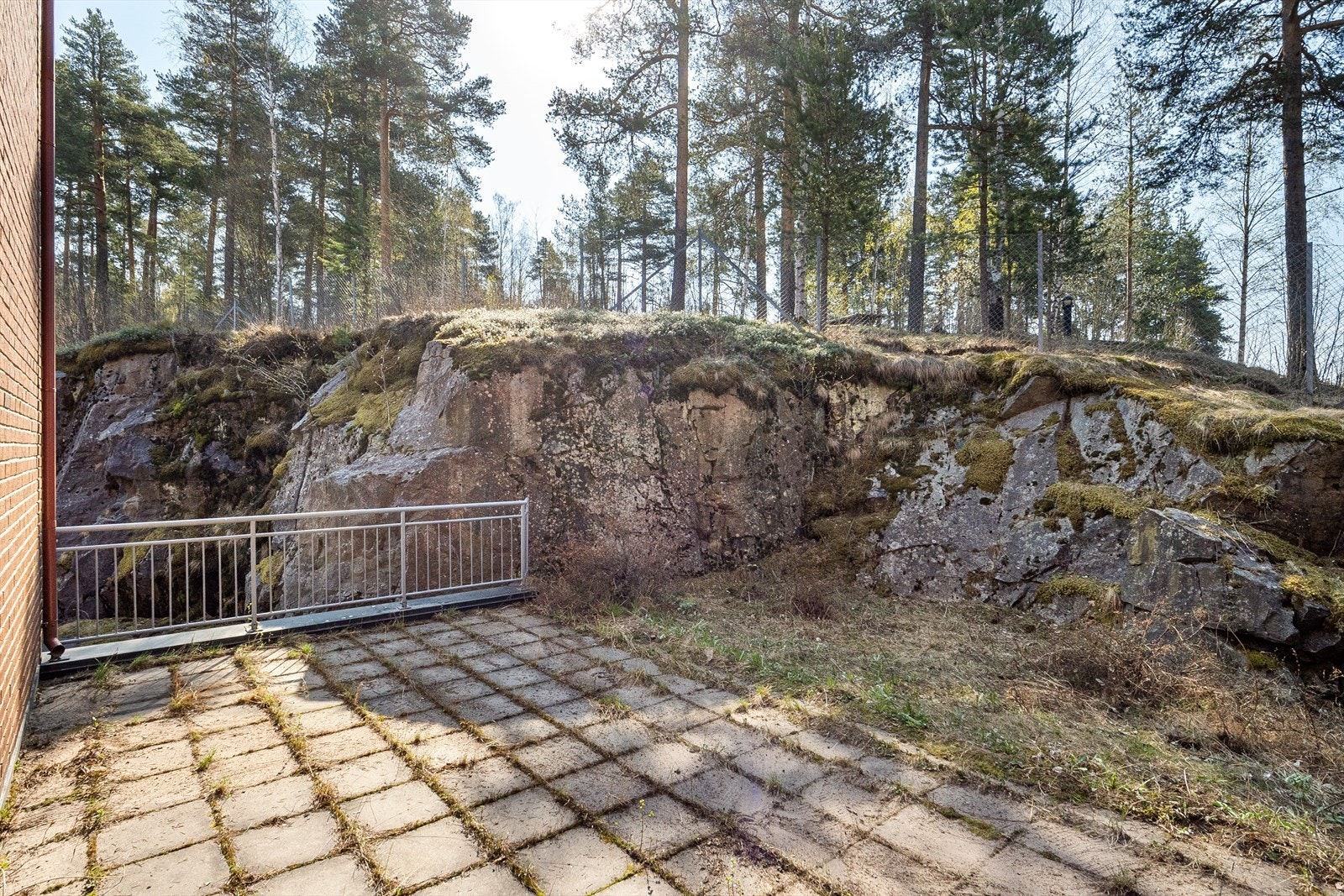 Skjermet uteplass i andre etasje mot grøntområde. Galleribilde