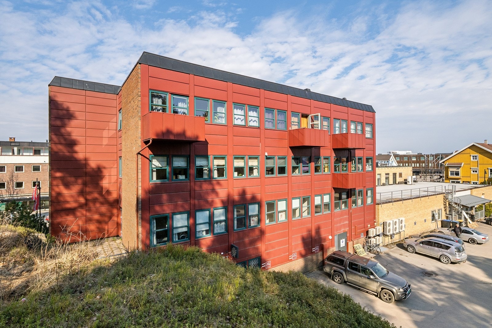 Bygget sett fra bakgården/grøntområdet Galleribilde