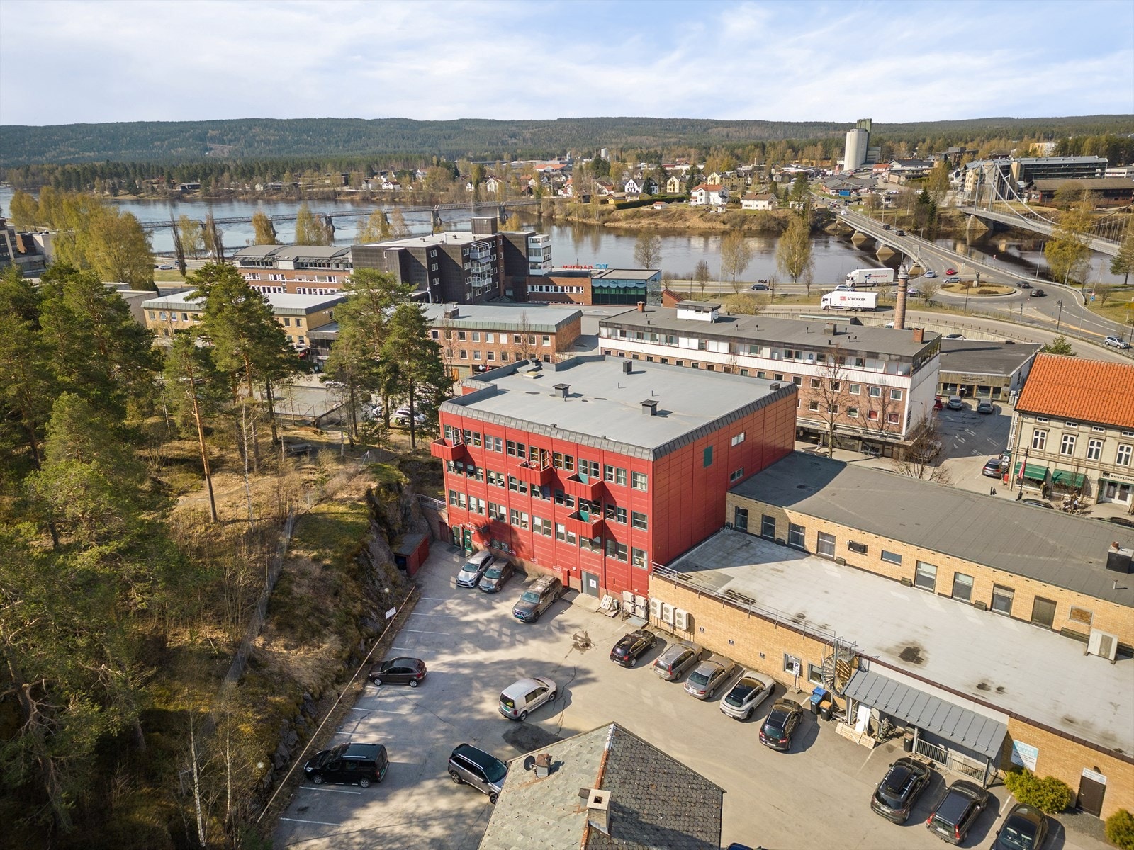 Baksiden av bygget sett mot ca vest. Glomma i bakgrunn og vegen mot Hamar. Galleribilde