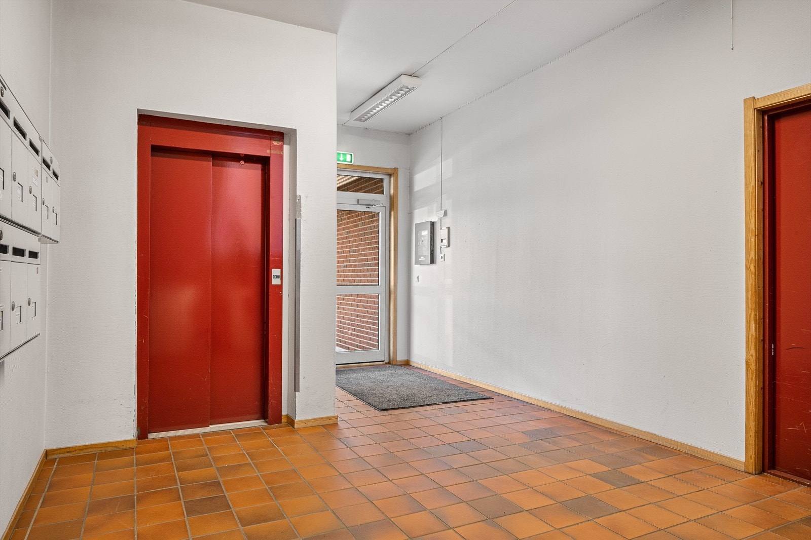 Inngang og trappegang i 1. etg. Galleribilde