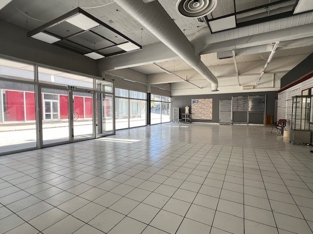 Forretningslokale med flislagt gulv og store vindusflater Galleribilde