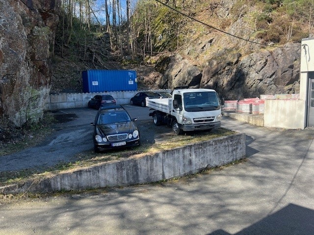 Del av ute parkering. Området deles med nabo Galleribilde