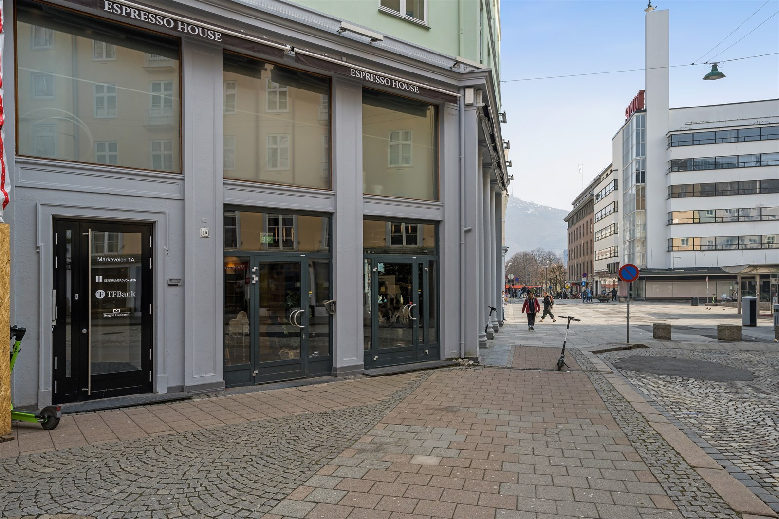Inngangsparti fra Markeveien.