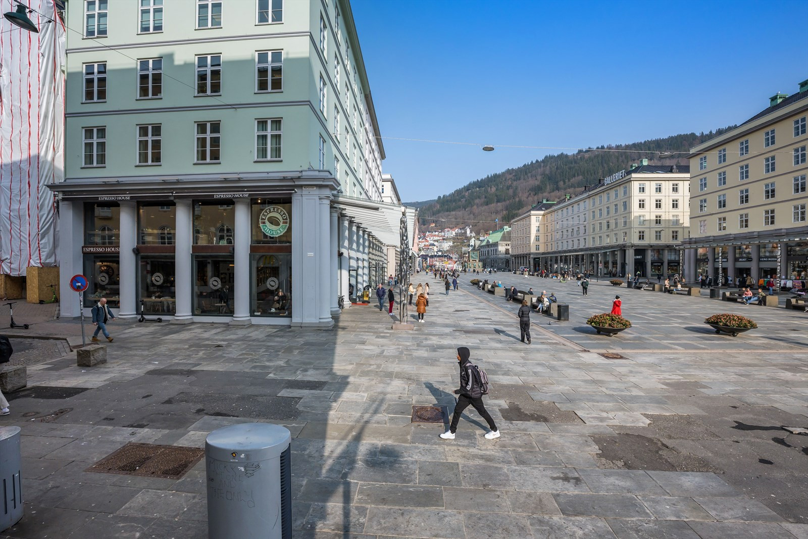 Perfekt beliggenhet på Torgallmenningen med kort avstand til butikker, tjenester, kollektiv transport og parkering