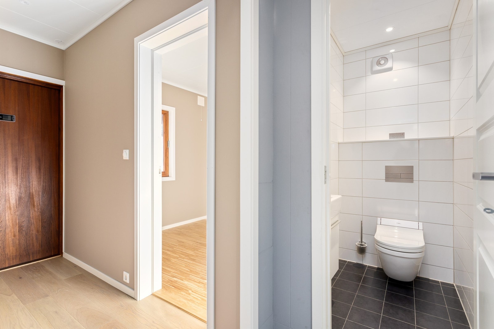 Wc både for ansatte og kunder, samt et cellekontor Galleribilde
