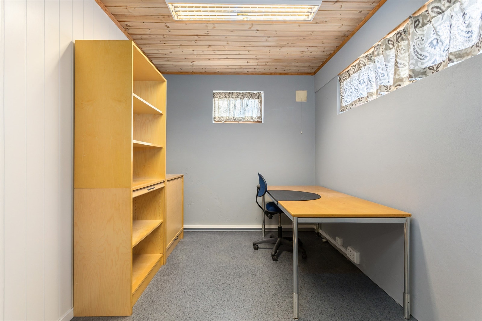 Cellekontor med vinduer Galleribilde