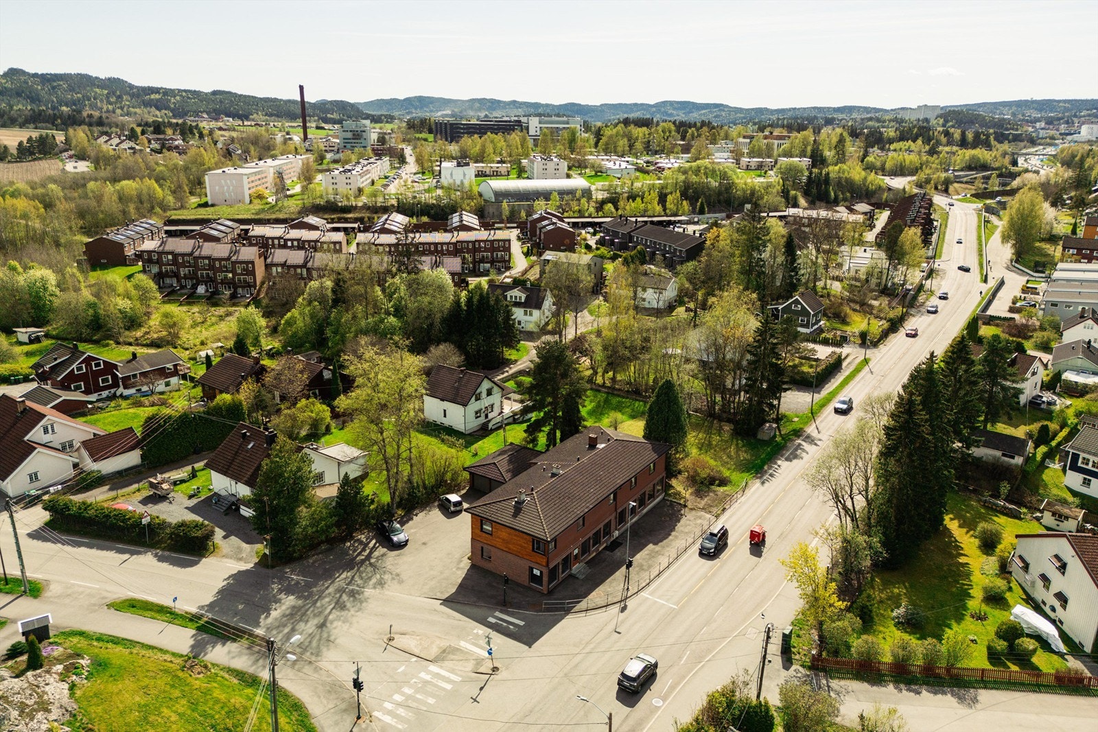 Strømsveien 229 i lyskrysset på grensen mellom Fjellhamar og Strømmen Galleribilde
