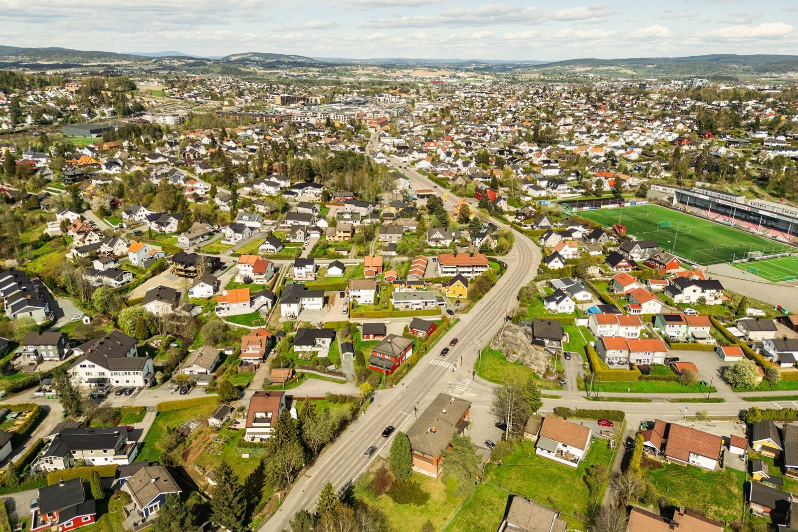 Dronebilde som viser innover fra eiendommen til Strømmen sentrum Galleribilde