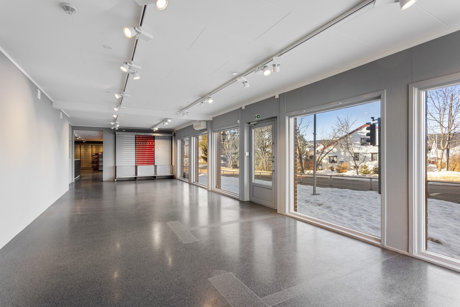 Lyse forretnings-/kontorlokaler med store vindusflater som slipper inn godt med dagslys Galleribilde