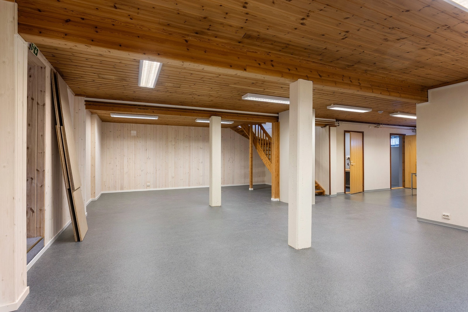 Det er god takhøyde og godt med grunnbelysning i underetasjen Galleribilde