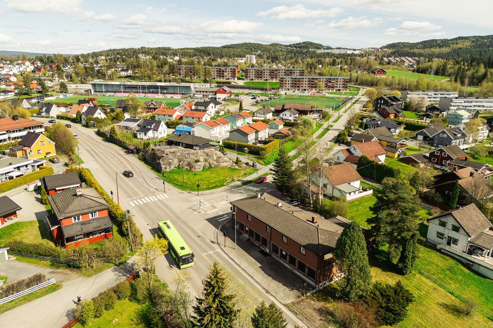Lokalet går over hele 1. etasje, samt underetasjen. Det er godt med vinduer i fasaden Galleribilde