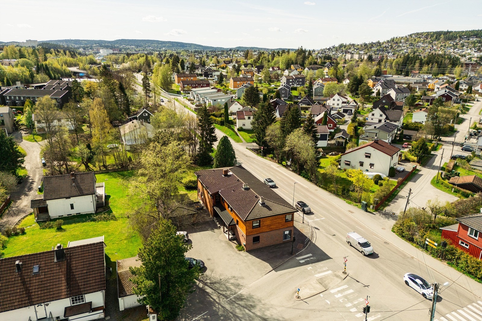 Vareinngang fra baksiden av bygningen (2 stk.) Galleribilde