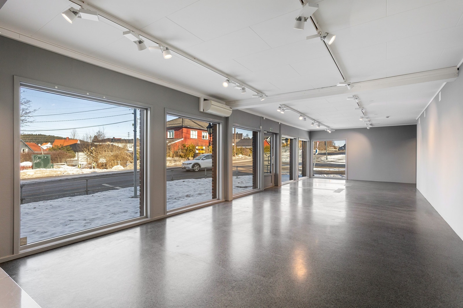Lokalet har godt med grunnbelysning, og den åpne planløsningen gjør det enkelt å innrede Galleribilde