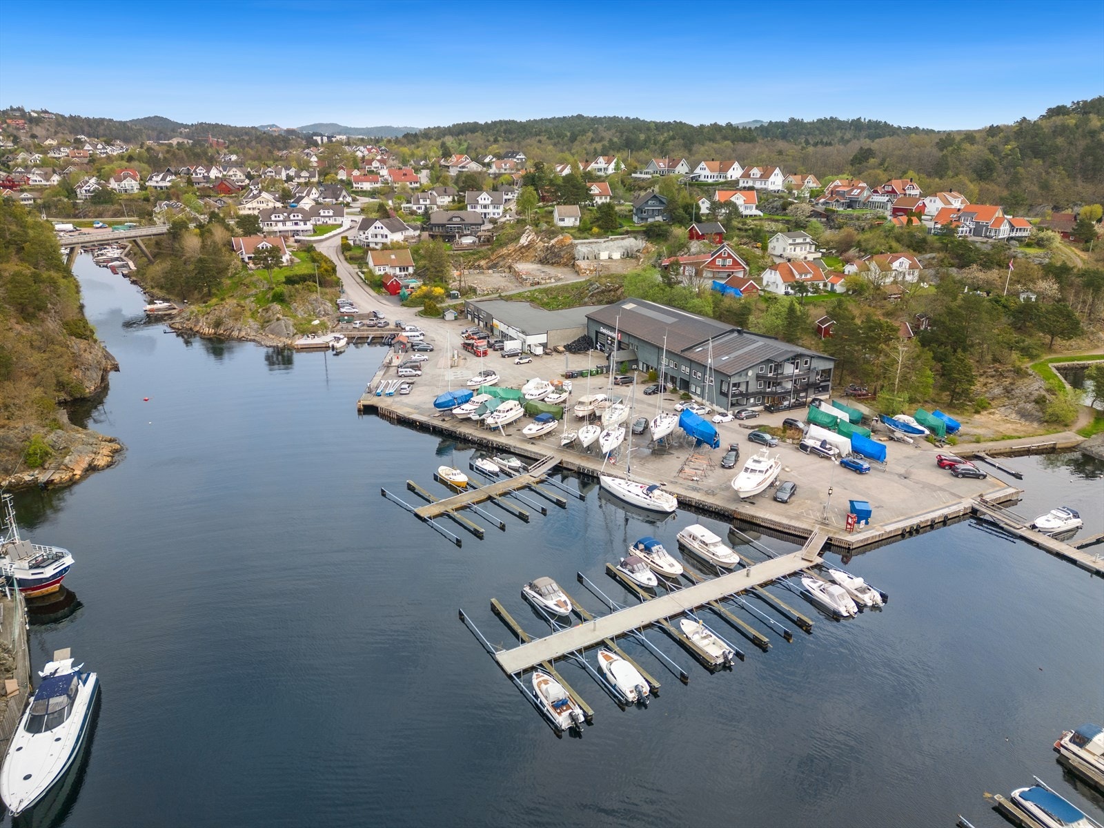 Bryggekant med bensinpumper Galleribilde