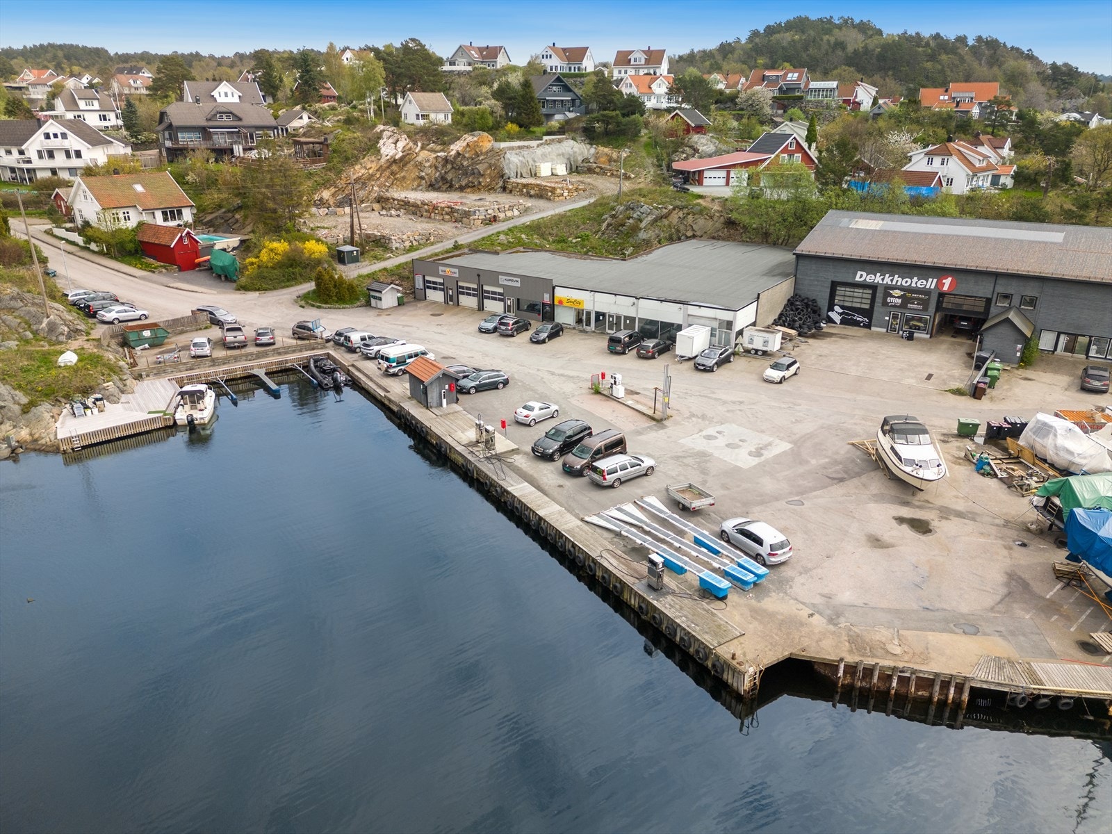 Eiendommen har lang bryggekant Galleribilde