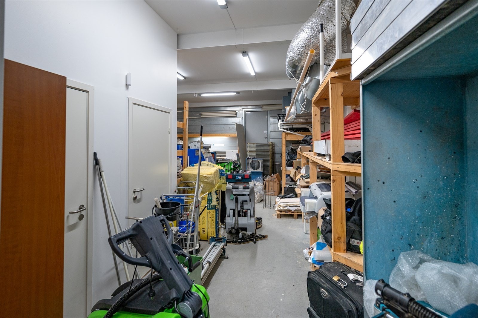 Lager med inngang vaskerom og bod Galleribilde