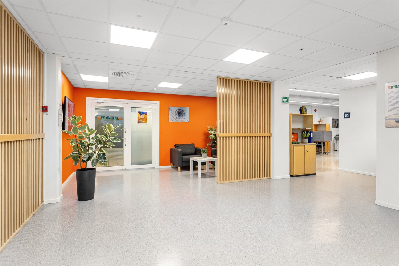 Inngangsparti/resepsjonsområde. Kontorlokalet er på ca. 741 kvm BTA og kan naturlig deles på 2 stk. leietakere. Galleribilde