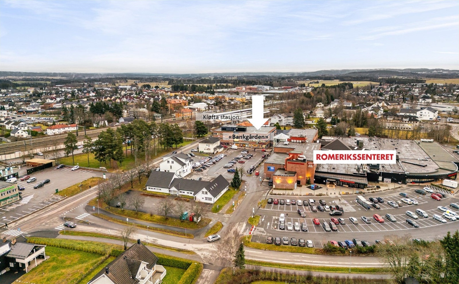 Eiendommene er fylt opp med mange godt etablerte aktører. Romerikssenteret er nærmeste nabo. Galleribilde