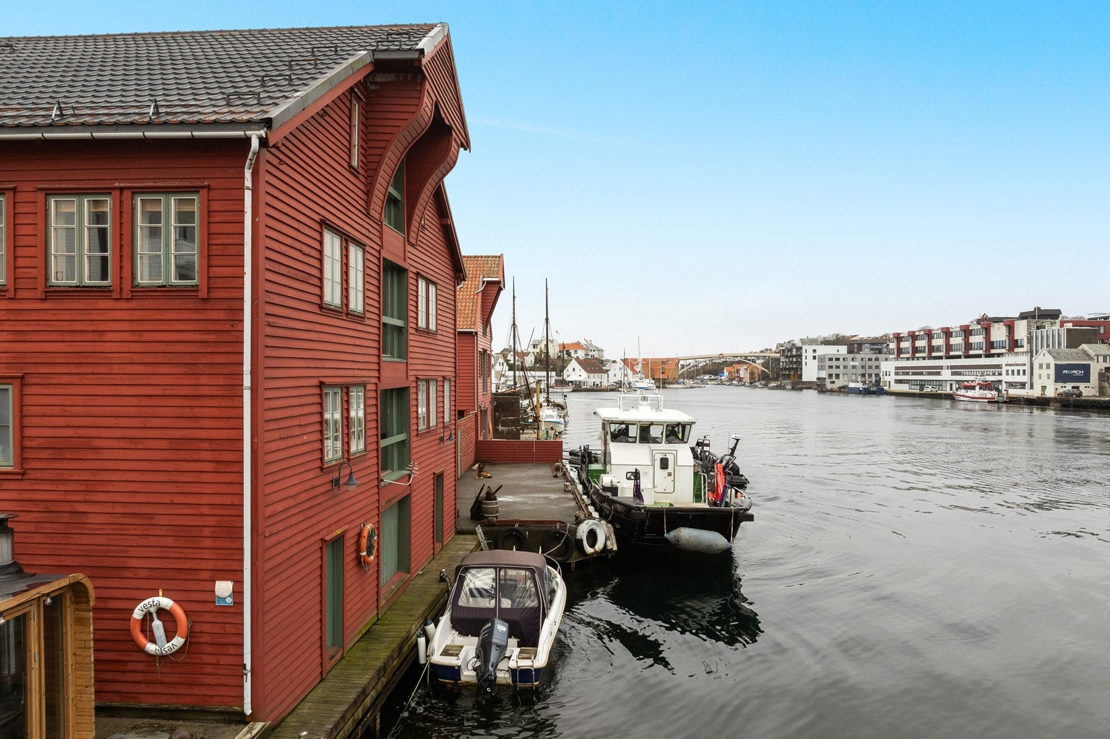 Sentral beliggenhet med kai til Smedasundet Galleribilde