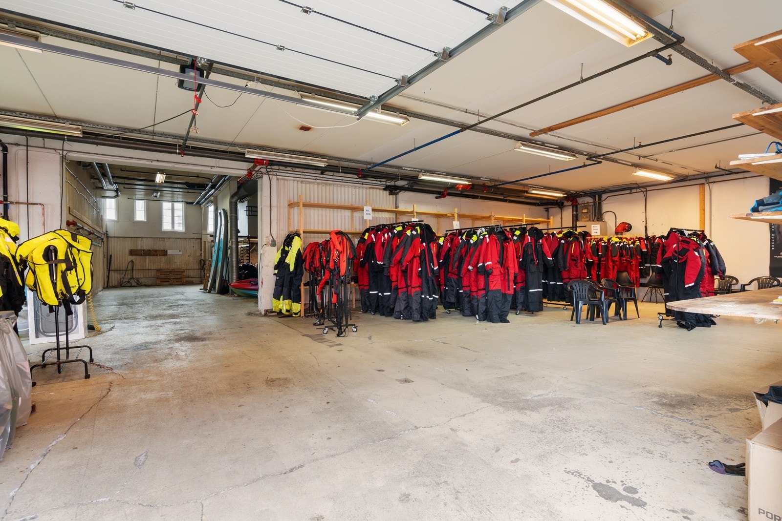 Hall med gode oppbevaringsmuligheter Galleribilde