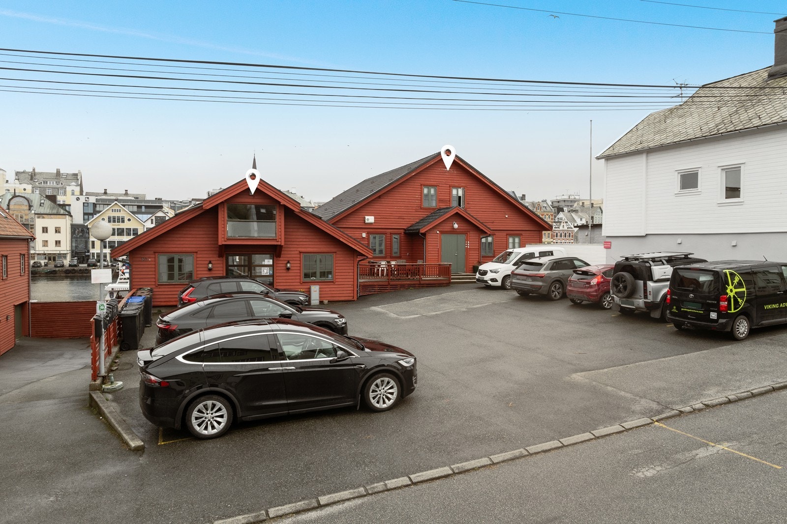 Fem parkeringsplasser til kontorene medfølger samt tre parkeringsplasser til leilighetene. Galleribilde