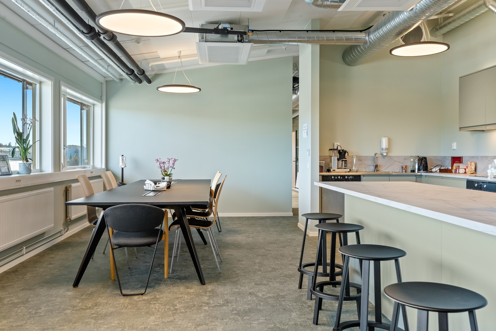 Bildene er fra andre lokaler i bygget. De ledige arealene vil bli pusset opp i tilnærmet lik utforming. Galleribilde