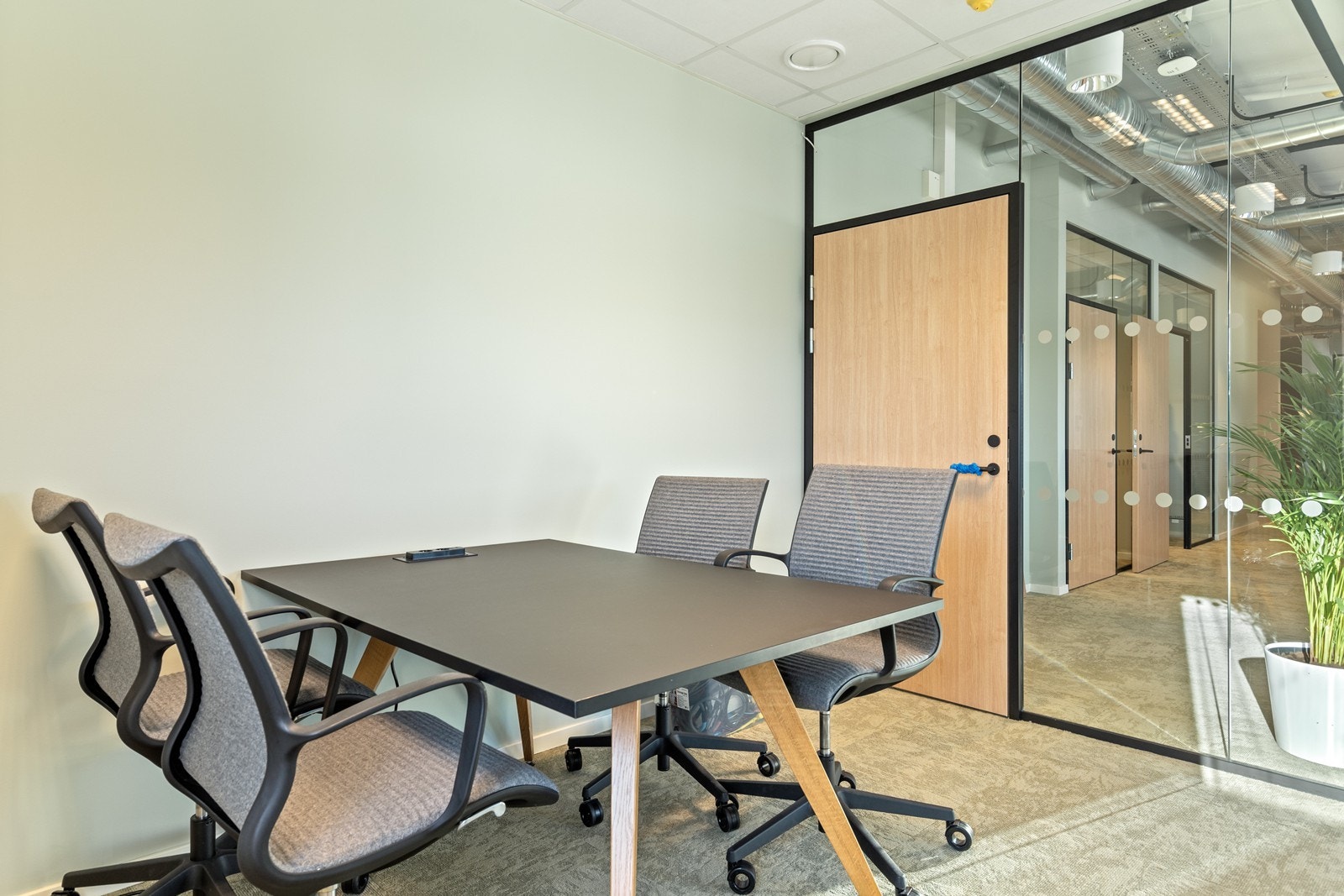 Bildene er fra andre lokaler i bygget. De ledige arealene vil bli pusset opp i tilnærmet lik utforming. Galleribilde