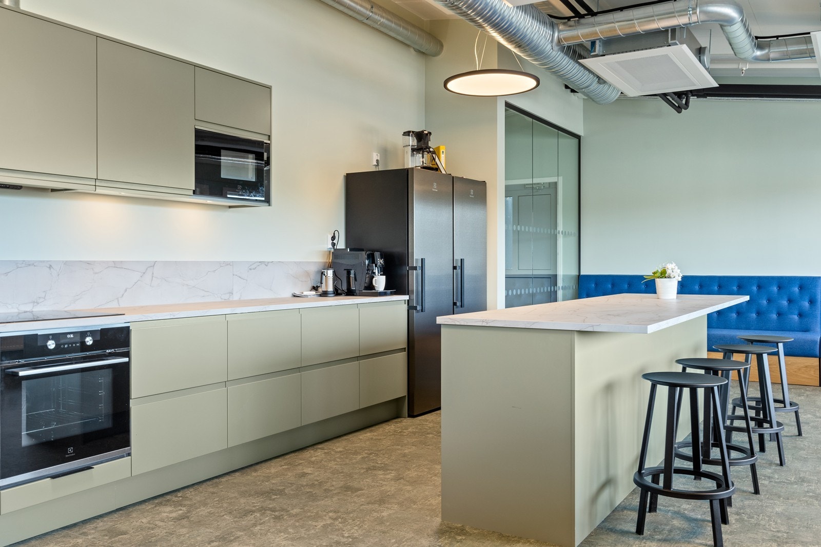 Bildene er fra andre lokaler i bygget. De ledige arealene vil bli pusset opp i tilnærmet lik utforming. Galleribilde