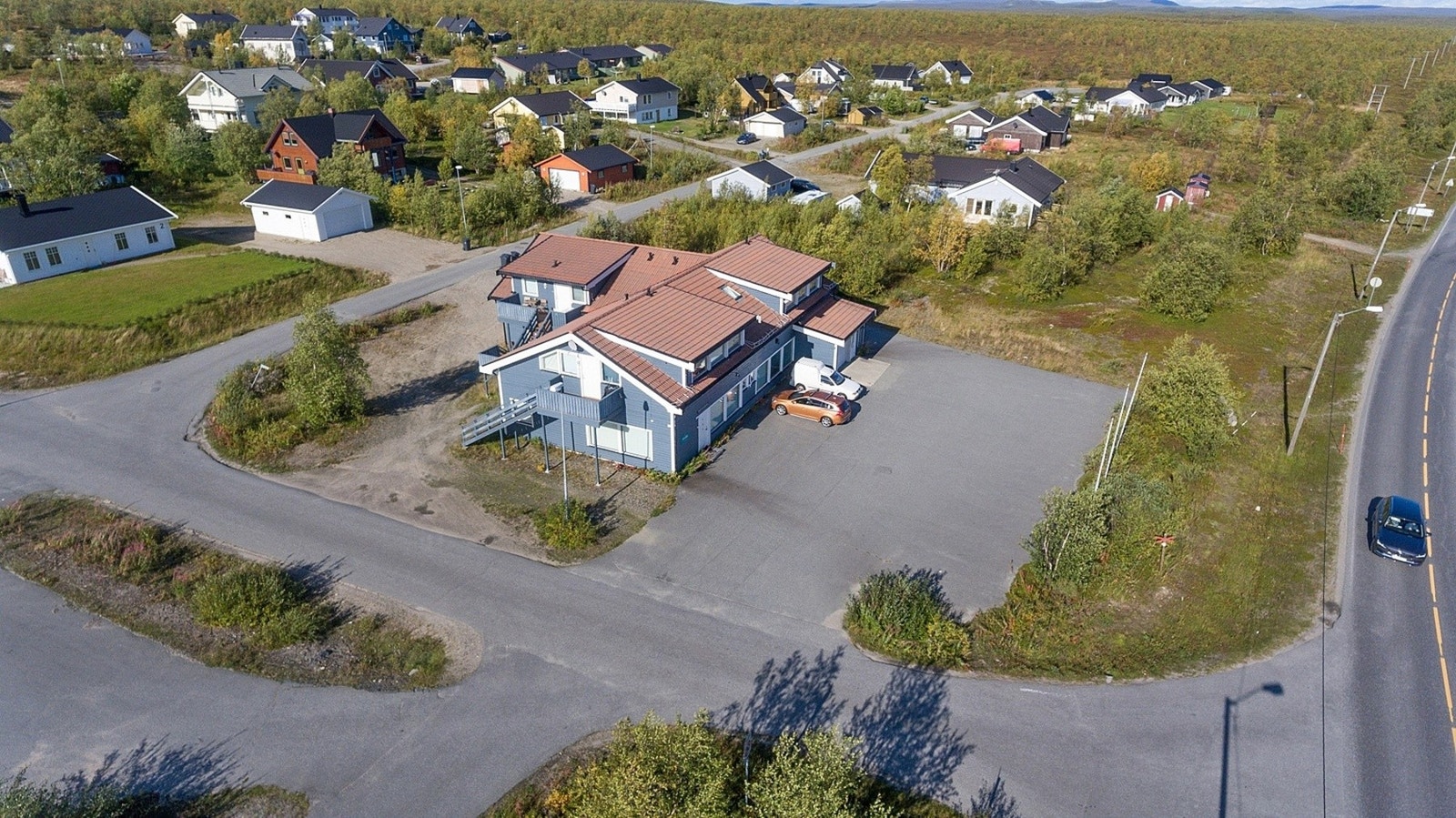 Parkeringsplass front er opparbeidet i asfalt. Galleribilde