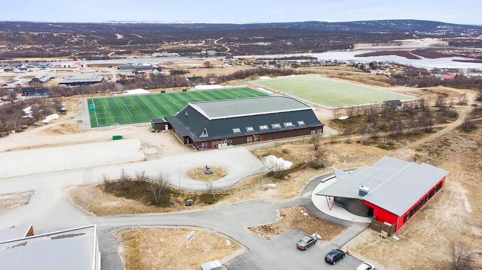 Idrettsarenaen i Kautokeino er likeved eiendommen. Bákteharji fotball hall og fotball bane. Tannlege senter til høyre. Galleribilde