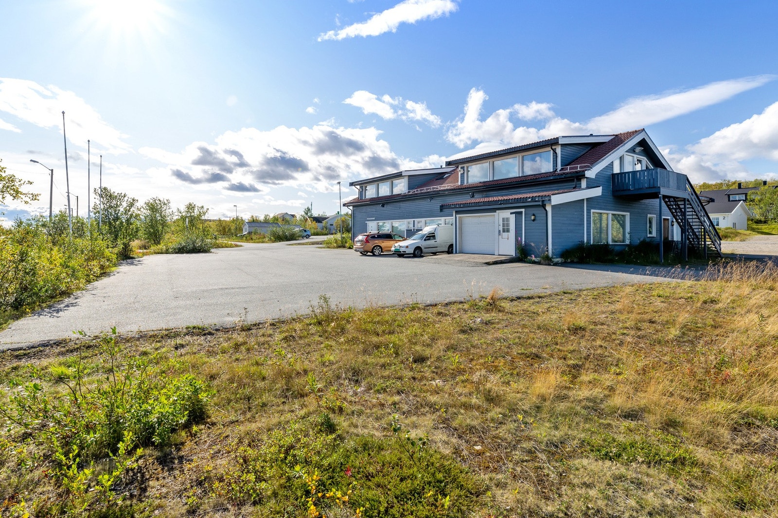 Velkommen til Njurgoluodda 1 presentert av EiendomsMegler1 Nord-Norge Næring.
God intern parkering mot hovedvei, gode muligheter for markedsføring. Galleribilde