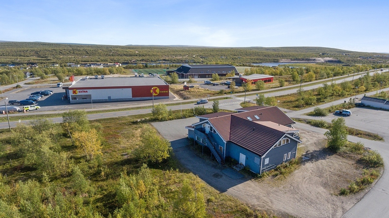 Dronebilde av nærområdet. Med muligheter for parkering baksiden av bygget. Galleribilde