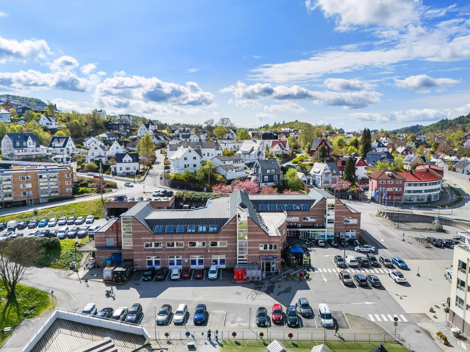 Gode parkeringsforhold på eiendommen for ansatte og besøkende.