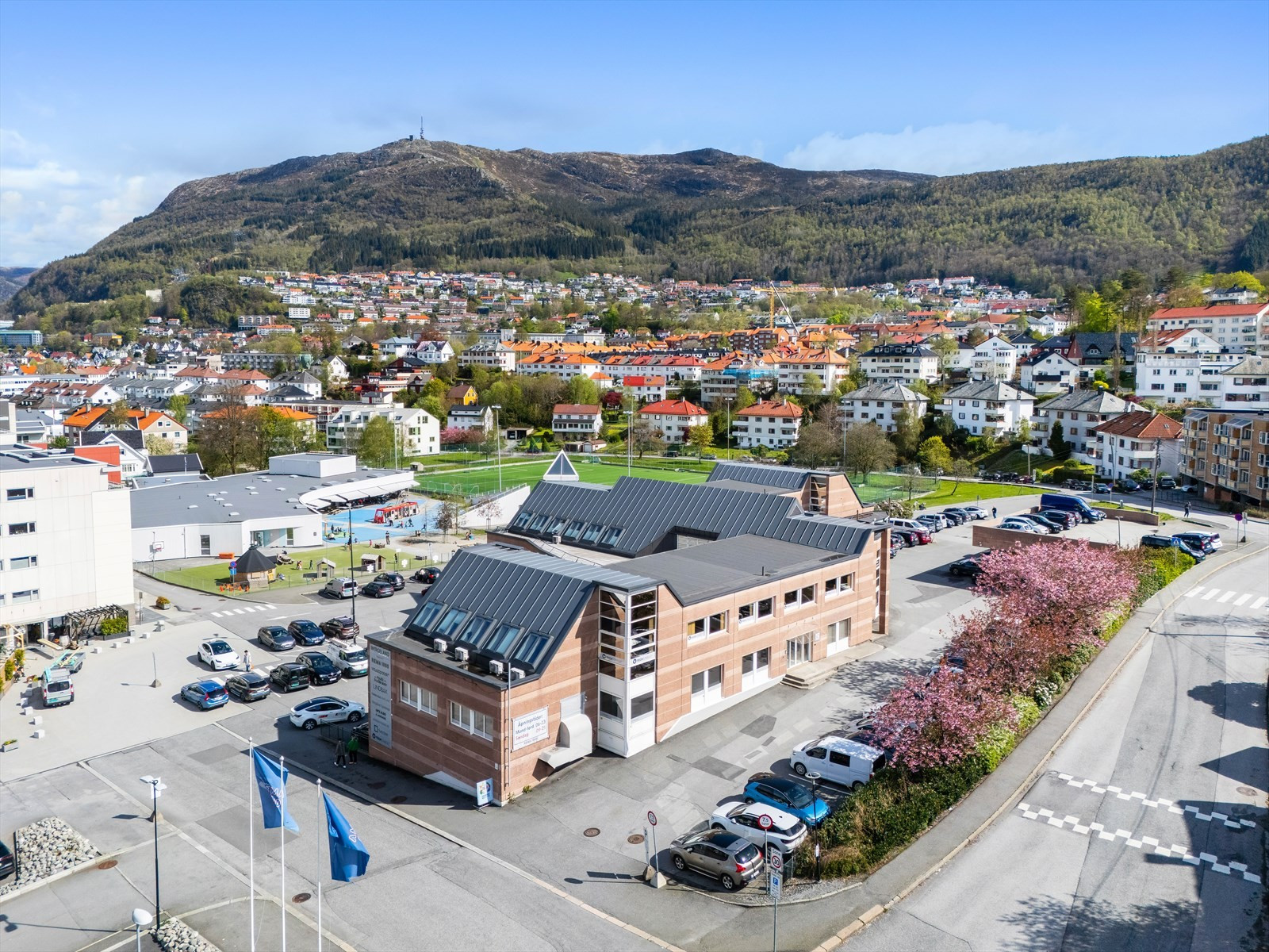 Lokalene ligger sentralt på Wergeland. Lokalene ligger i 2. etg. men har direkte tilkomst fra vei/bakkeplan.