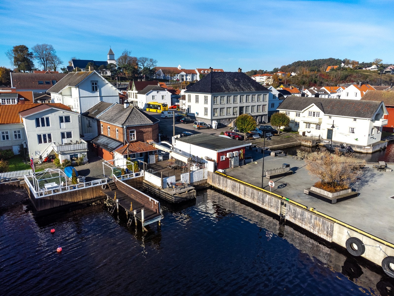 Torget 4B ligger helt nede i vannkanten ved Langesundsundet, med en uslåelig sjøutsikt og en atmosfære som bare sørlandsperler kan tilby. Her kan du følge med på alt fra fiskebåtene som leverer dagens fangst til det yrende båtlivet som preger sundet. Galleribilde