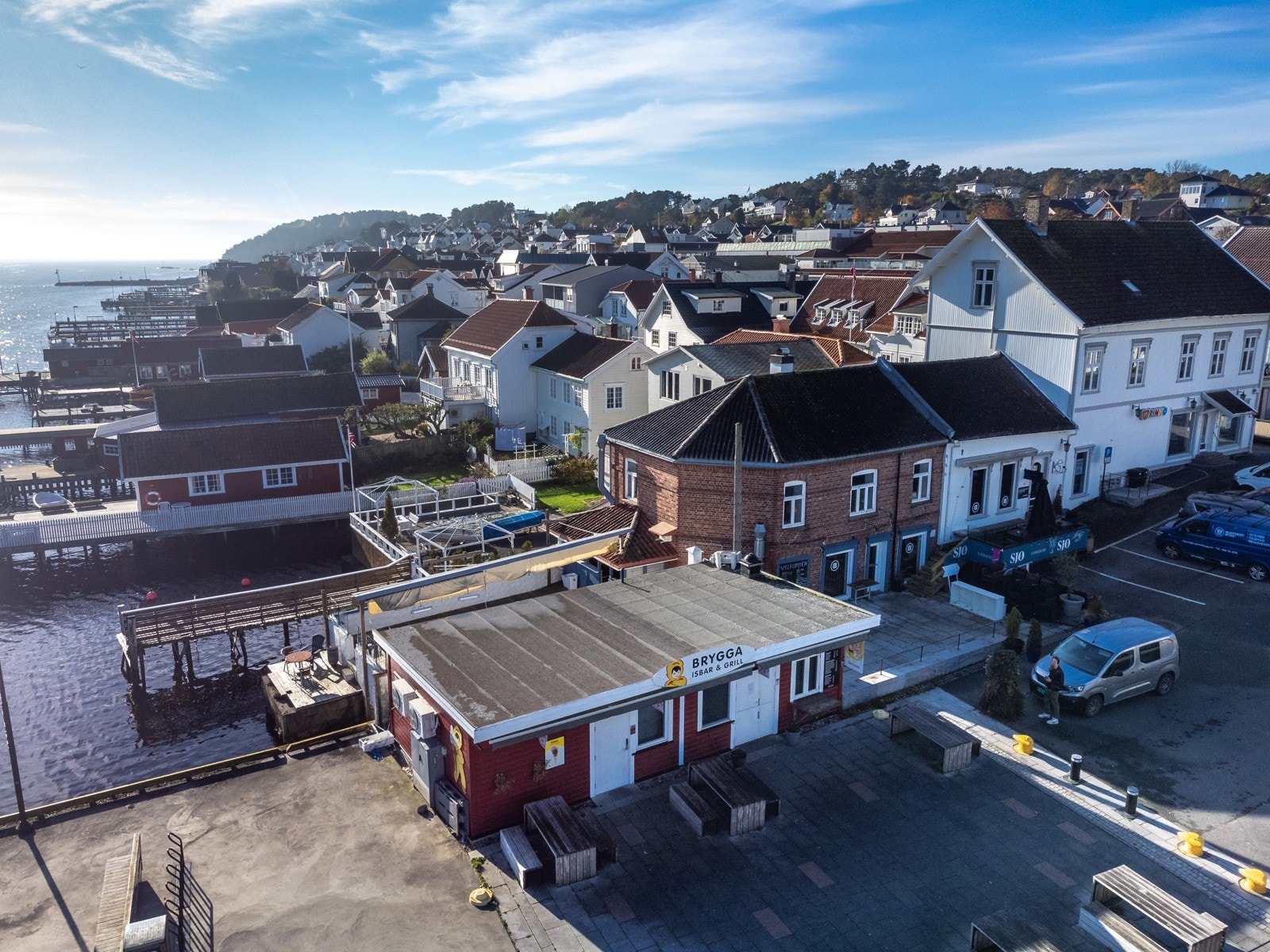 Eiendommen, oppført rundt 1900, ligger strategisk til midt i sentrum, med sjøen som nærmeste nabo. I dag er bygget tilpasset restaurant- og kafédrift, men med en fleksibel planløsning kan det tilrettelegges for annen type næring - her er potensialet stort Galleribilde