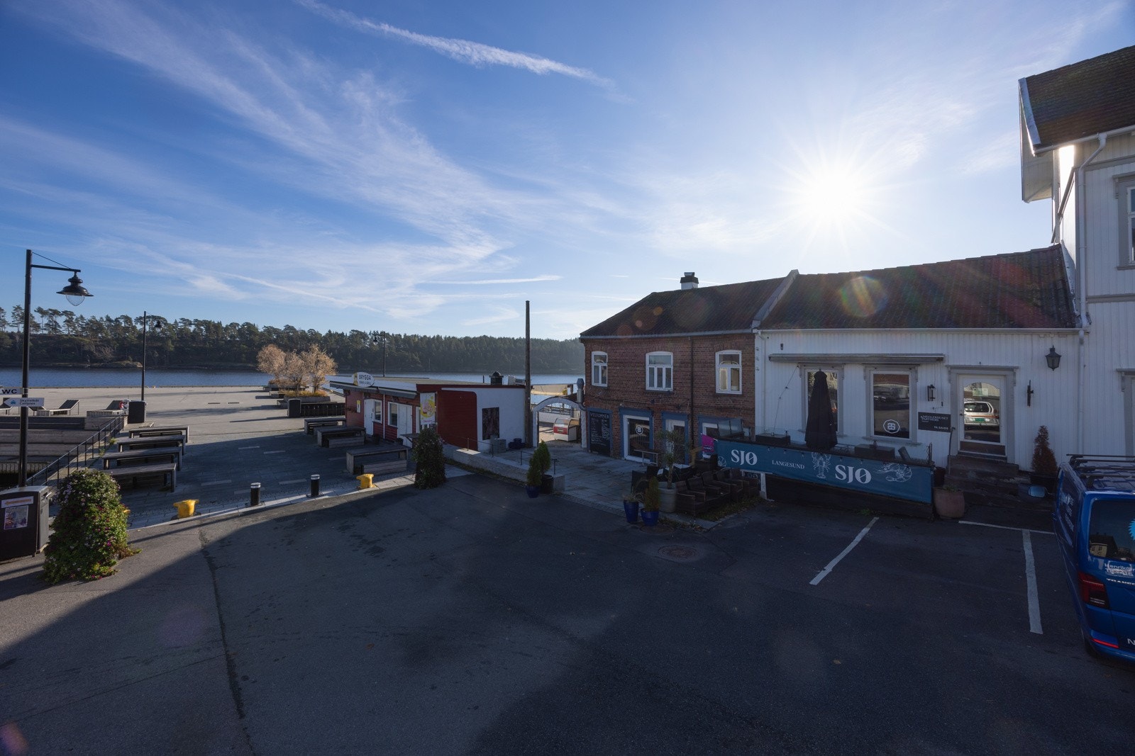 Stort restaurantområde over to etasjer, designet for god flyt mellom kjøkken og serveringsområder og tilrettelagt for å skape en innbydende atmosfære. Galleribilde