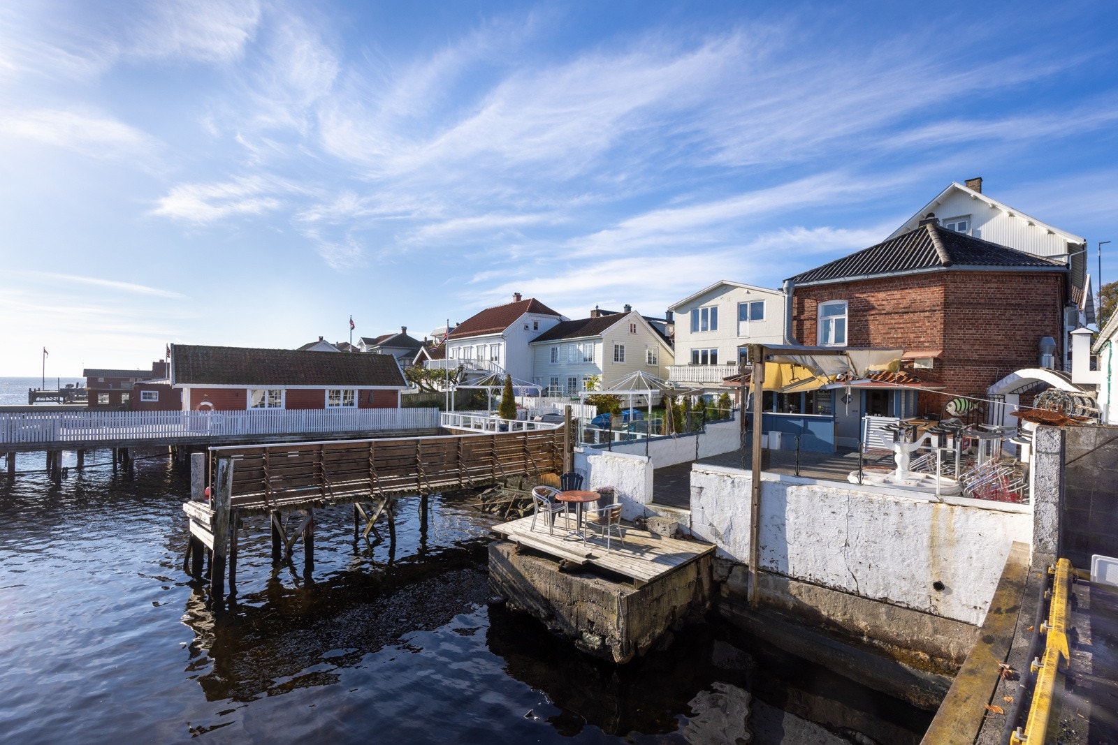Eiendommen har en svært attraktiv beliggenhet på Langesundstangen, midt i hjertet av Langesund sentrum. Med gangavstand til byens koselige uterestauranter, hyggelige spisesteder og et levende musikk- og konsertmiljø, vil dette være en perfekt plassering Galleribilde