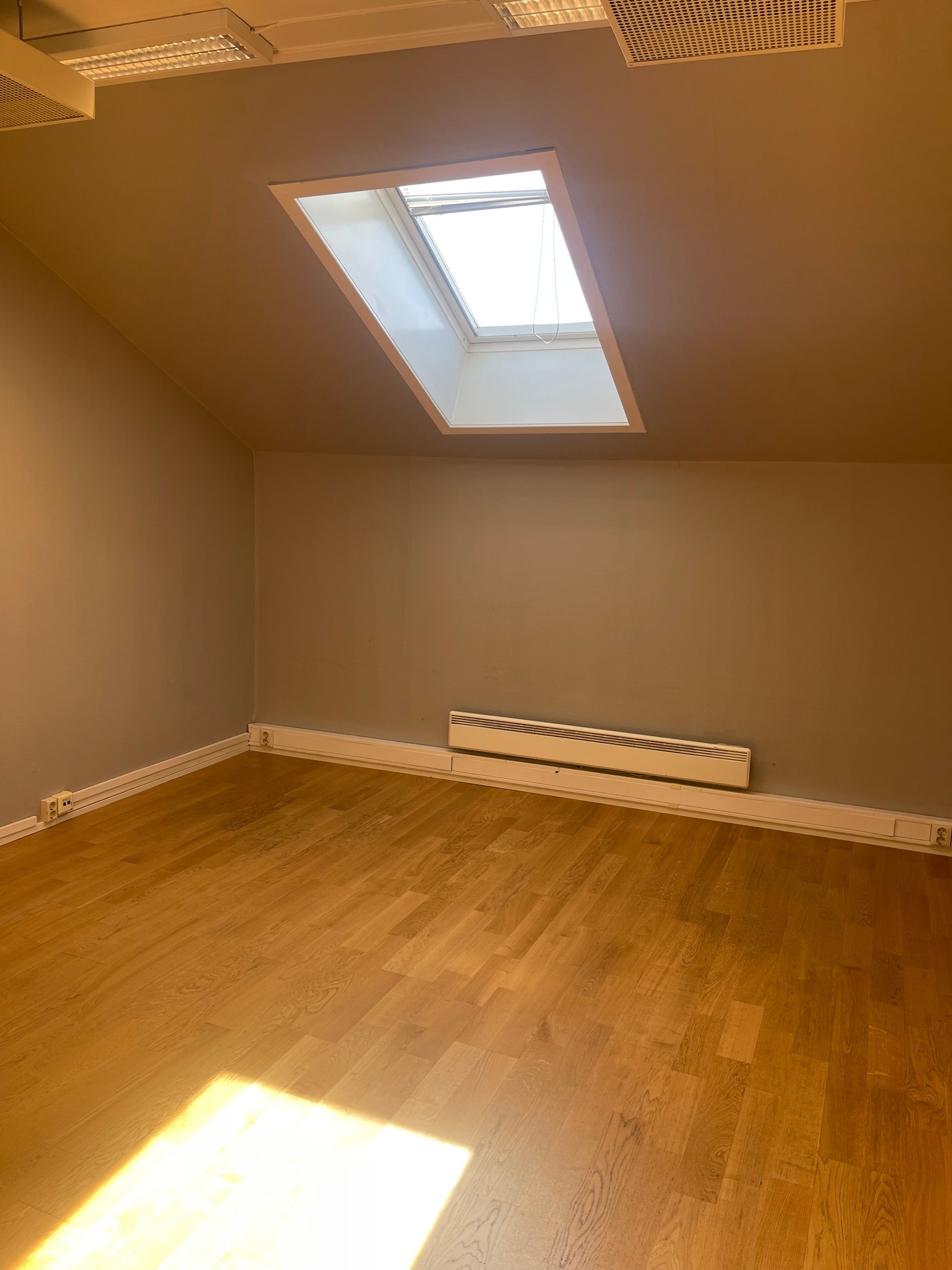 Kontorene er på totalt 38 kvm. Det er en dør i mellom, se plantegning. Kontor 2504 Galleribilde