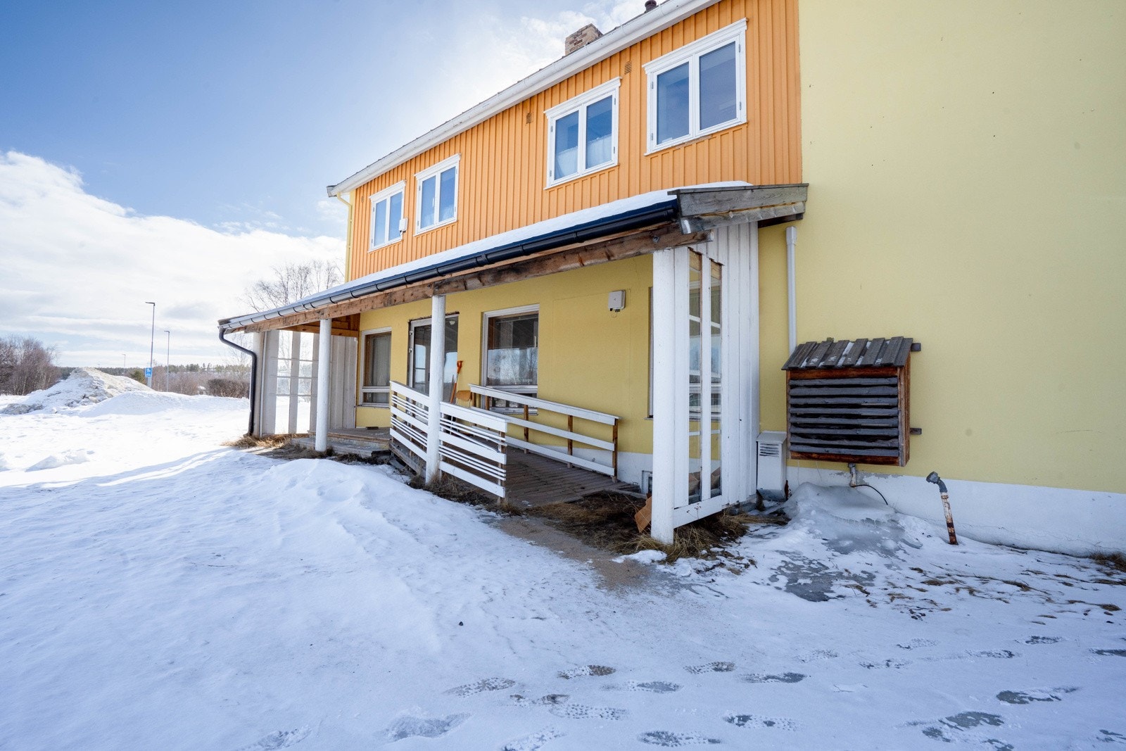 Hovedinngang med rampe og trapp Galleribilde