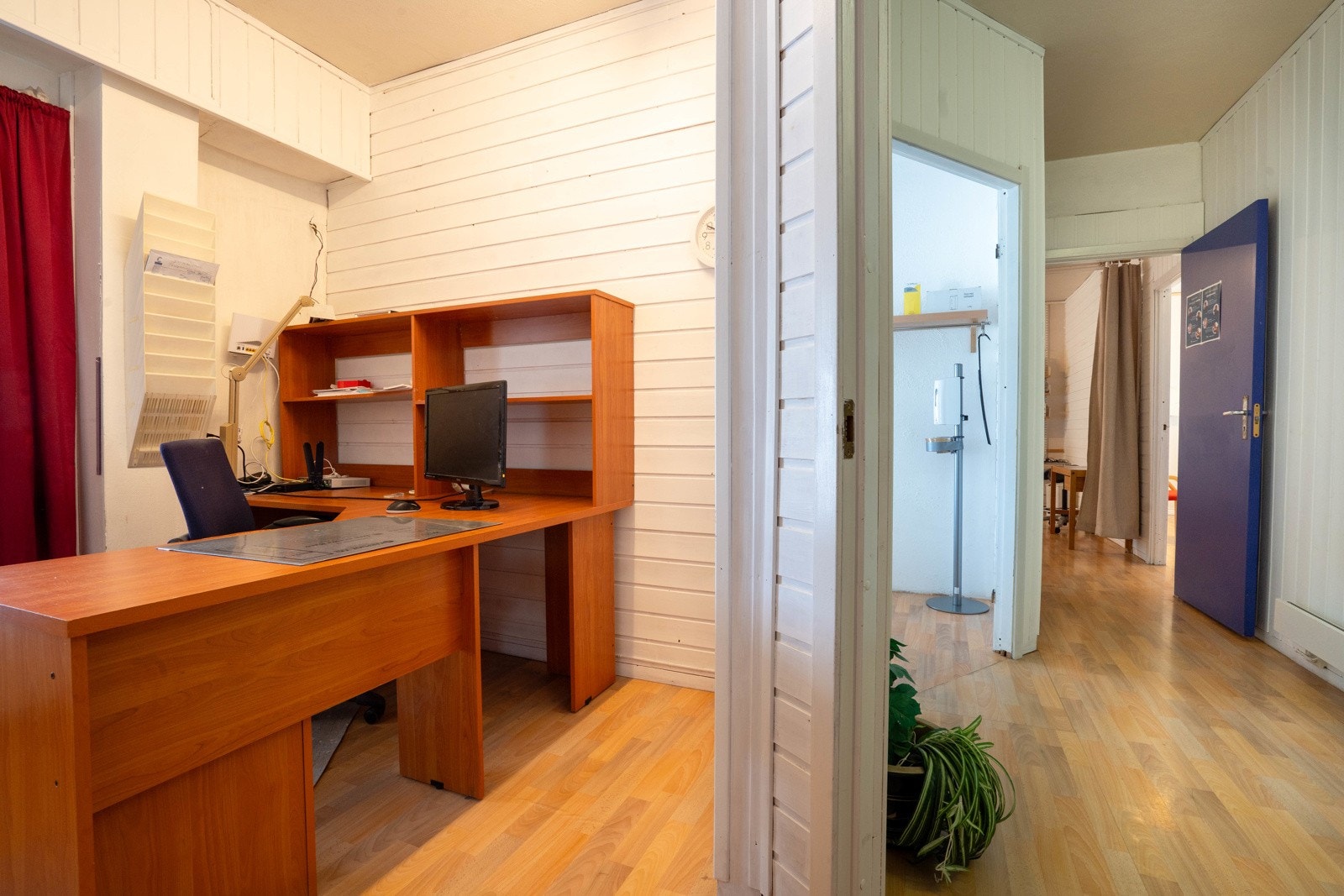 Bildet tatt fra kontor mot inngang og behandlingsrom 1 og 2 Galleribilde