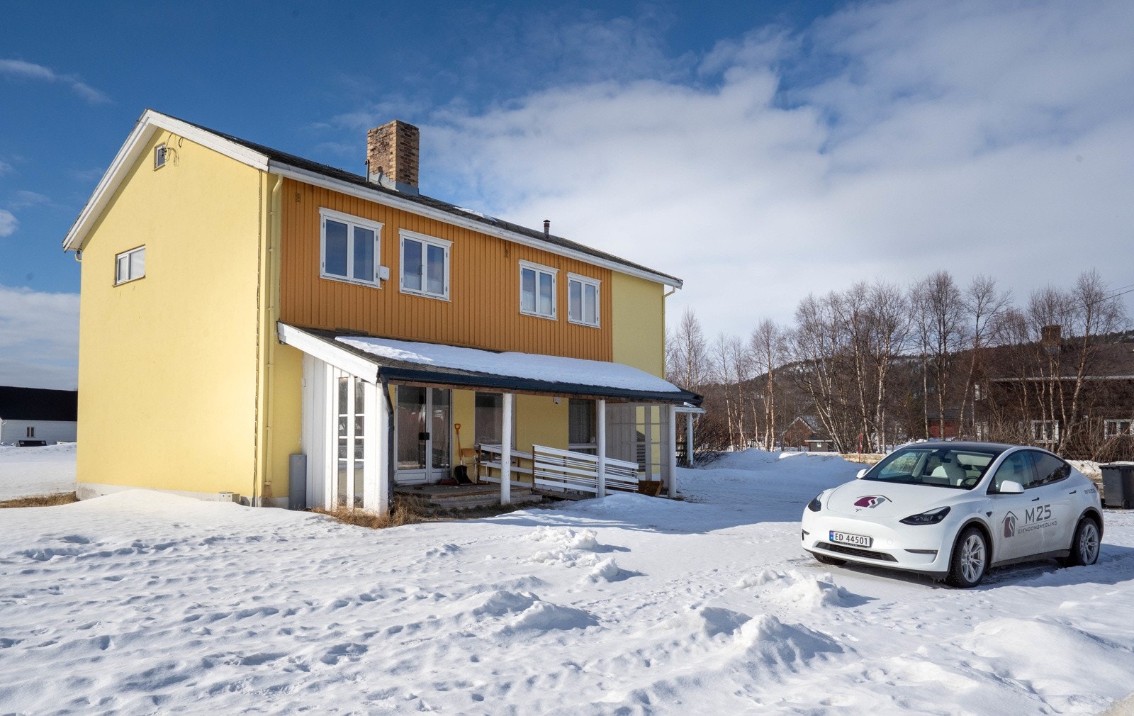 Fasade og godt med parkering utenfor lokalet Galleribilde