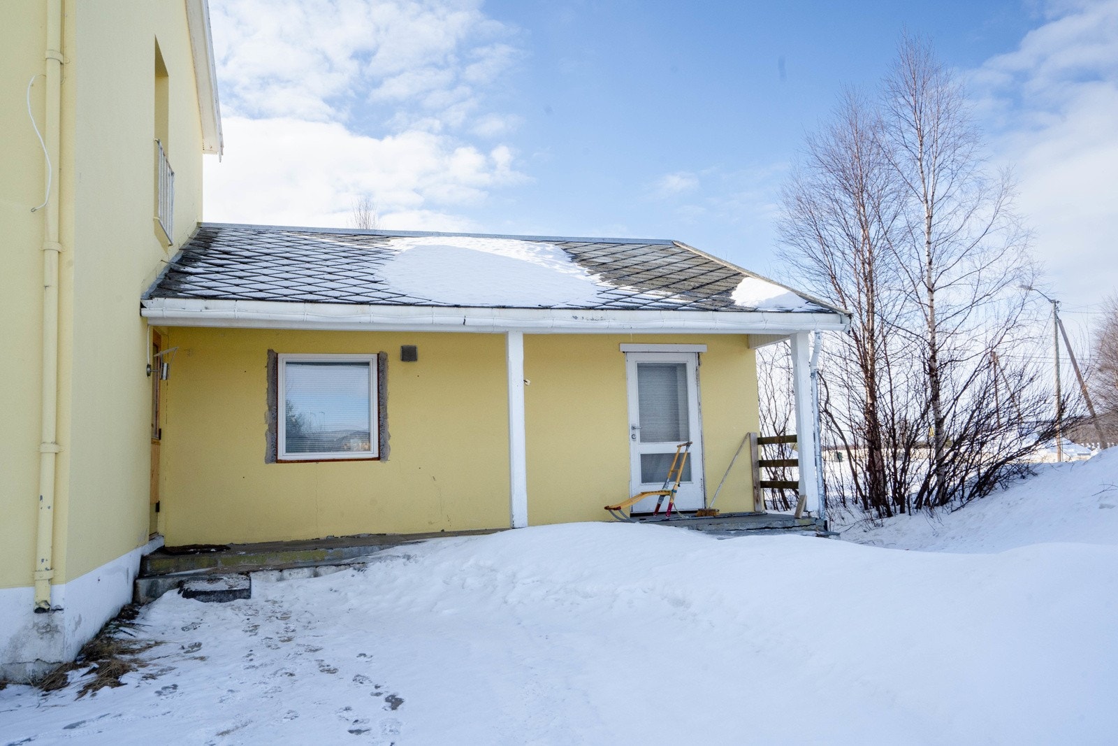 Fasade nybygg med inngang til behandlingsrom 3 til venstre i bildet felles inngang Galleribilde